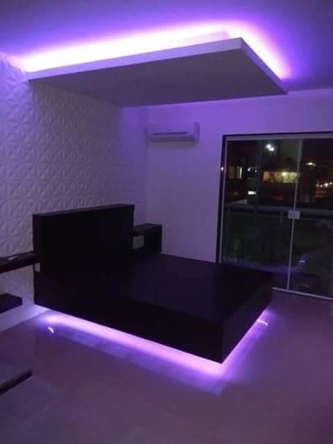 Quarto com cama suspensa e LED roxo