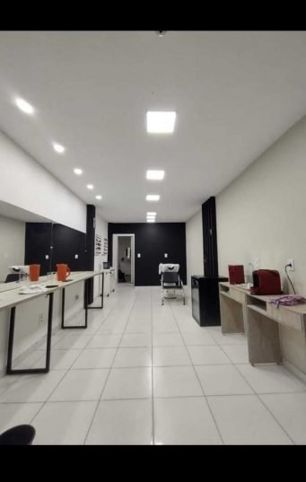 Espaço comercial com forro de drywall