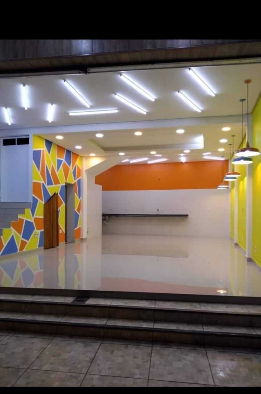 Salão comercial com forros e iluminação decorativa