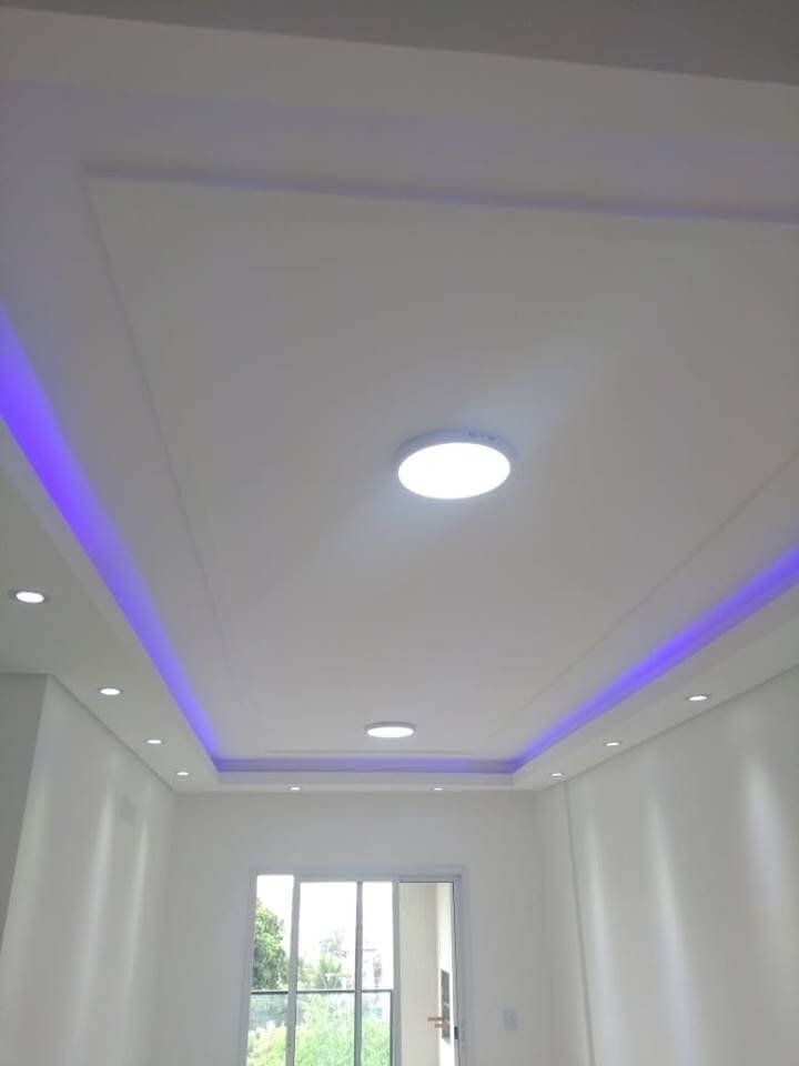 Sanca de gesso com fita LED roxa