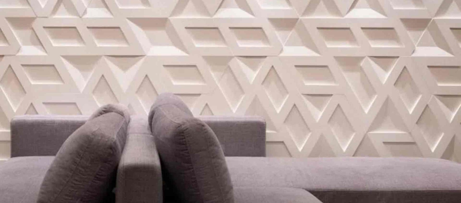 Sala com placas 3D triangulares brancas
