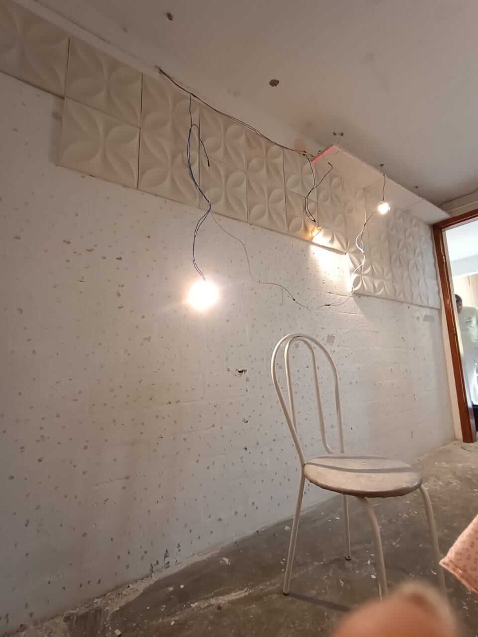 Aplicação de placas de gesso em obra