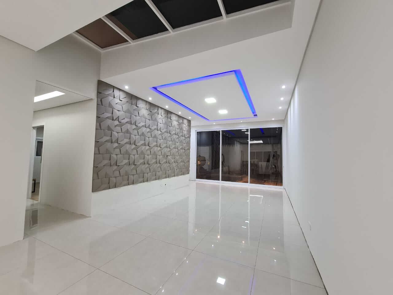 Salão moderno com sanca de LED azul